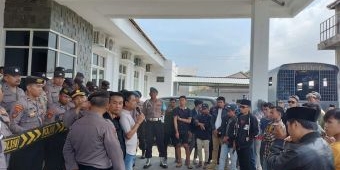 Warga Desak KPU Bangkalan Pecat Ketua PPS Desa Lerpak karena Kepergok Temui Caleg