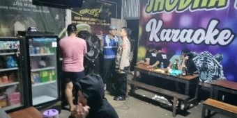 Razia Jelang Nataru, Polisi Amankan Puluhan Liter Tuak dan Bir dari Warung Karaoke di Lamongan