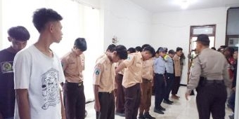 Diobrak Satpol PP Saat Ngopi di Jam Pelajaran, Belasan Pelajar di Tuban Ngacir
