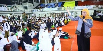 Safari Ramadhan di Gresik, Gubernur Khofifah dan Baznas Jatim Santuni 1.000 Yatim Piatu