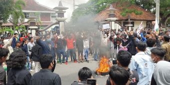 Tolak Kenaikan BBM, Ratusan Mahasiswa Demo di Kantor DPRD Pamekasan