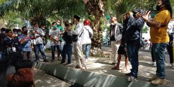 Gelar Aksi Damai, Puluhan Pekerja Seni Budaya Minta Pemkab Banyuwangi Berikan Solusi