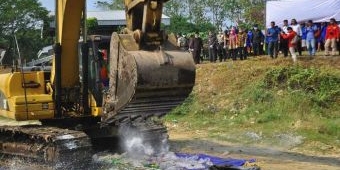 Ratusan Liter Miras Dimusnahkan Polres Bojonegoro di TPA Banjarsari