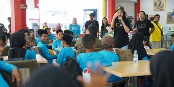 Berbagi Kebahagiaan, Mbak Cicha Ajak Ratusan Anak Yatim Piatu ke Taman Safari
