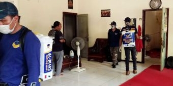 DPD NasDem Sidoarjo Semprot Disinfektan di Mabes Wartawan Sidoarjo