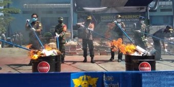 KPPBC TMP B Sidoarjo Musnahkan 7 Juta Rokok Ilegal Dengan Kerugian Negara Rp 4 Miliar