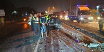 Tertimpa Tiang PJU Beraliran Listrik, Pemotor di Krian Sidoarjo Tewas