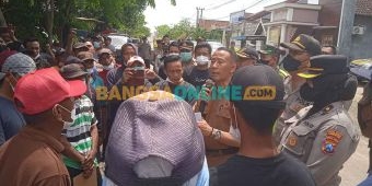 Didemo Ratusan Warga, Kepala Desa Bakalan Pule Lamongan Dituntut Mundur