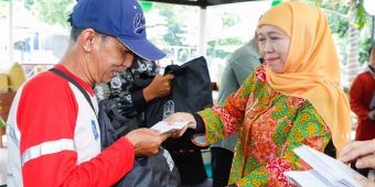 Gubernur Khofifah Bagikan 200 Paket Sembako untuk Masyarakat Kurang Mampu