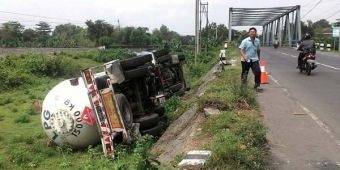 Sopir Ngantuk, Truk LPG Nyungsep di Parit Jembatan Kedung Soko Nganjuk