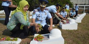 Jajaran Lapas Kelas 2B Tuban bersama Dharma Wanita gelar Tabur Bunga di TMP Ronggolawe