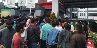 Berkerumun, Sebabkan Jalan Macet, Ratusan Pelanggar Tilang Penuhi Halaman Kejari Surabaya