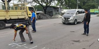 Protes Kerusakan Jalan di Bundaran Gempol Sampai Apollo, Warga Beri Tanda Lubang Jalan