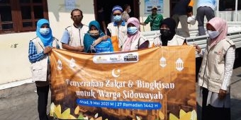 Jelang Lebaran, Smamda Sidoarjo Bagikan Ratusan Bingkisan ke Warga Sekitar Sekolah