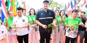 Wagub Emil Dampingi Menpora Resmikan Graha Padel Club Surabaya