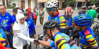 Gubernur Khofifah Sambut Peserta Tour de’ Jakarta-IKN 2025 di Surabaya