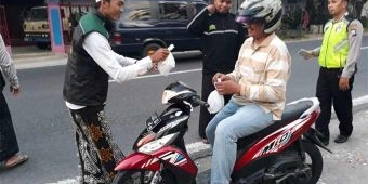 Ahbaabul Musthofa dan Syekher Mania Bojonegoro Bagikan Takjil Gratis