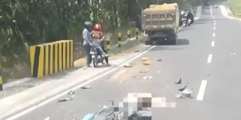 Motor Oleng, Pemotor Wanita Tewas Tertabrak Truk di Mantup Lamongan