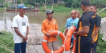 Antisipasi Laka Air, Kapolsek Balongbendo Pastikan Penyebrangan Tambangan Perahu dalam Kondisi Baik