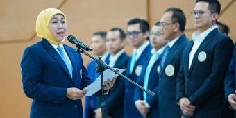 Lantik Pengurus Pusat IKA Unair, Khofifah Dorong Alumni jadi Orkestrator Pembangunan Daerah