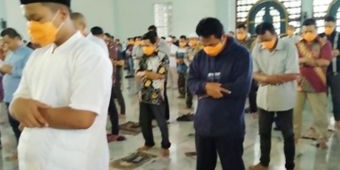 Hindari Covid-19, Jarak Jamaah Salat Jumat Direnggangkan Satu Meter di Masjid Al-Akbar