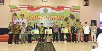 Pemkab Sidoarjo Serahkan Beasiswa Pendidikan Tinggi Tahun 2023