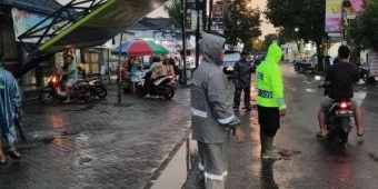 Papan Iklan Raksasa Roboh di Kedungpring Lamongan hingga Tersangkut Kabel Listrik