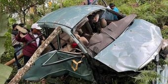 Nahas! Hendak ke Pemandian Air Panas Pacet Mojokerto, Toyota Avanza Nyungsep ke Jurang