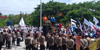 Tolak Upah Murah, Ratusan Buruh di Tuban Geruduk Pemkab dan DPRD