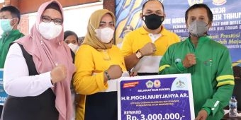 KONI Gresik Beri Penghargaan untuk Atlet dan Ofisial Berprestasi