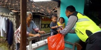 Bantu Warga Kurang Mampu, Sejumlah Komunitas Bagi-bagi Nasi Bungkus