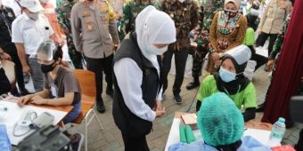 Gubernur Khofifah Cek Vaksinasi Berbasis Pekerja di Sidoarjo