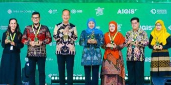 Gubernur Khofifah Terima Penghargaan dari Menteri Perindustrian di AIGIS 2025