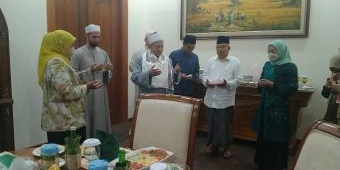 Ini Cara Gubernur Khofifah Muliakan Ulama, Antar Syaikh Al Azhar Pulang ke Mesir hingga Bus