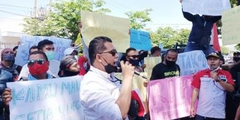 Dinilai Lelet Tangani Kasus Korupsi, Kantor Kejari Kraksaan Diluruk Puluhan Aktivis Anti Korupsi