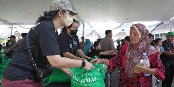 Pemkot Surabaya, Mawar Sharon, dan Polri Salurkan 4.000 Paket Sembako Lewat Christmas Movement