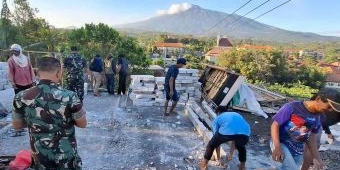 Angin Kencang Robohkan Atap Rumah Warga, BPBD Kota Batu Imbau Waspada Cuaca Ekstrem