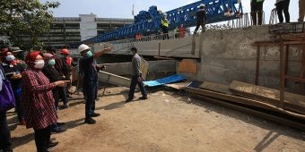 ​Capai 60 Persen, Risma Minta Pembangunan Jembatan Joyoboyo Rampung November