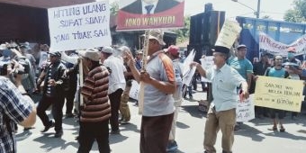 Tuntut Coblosan Ulang, Warga Gayaman Geruduk Kantor Pemkab Mojokerto