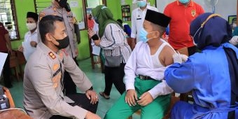 Kapolres Madiun Tinjau Vaksinasi Anak di MI Al Amin