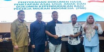 Serahkan Dokumen Kependudukan ke Anak PMI, Bupati Gresik Tegaskan Perlindungan Hak Dasar