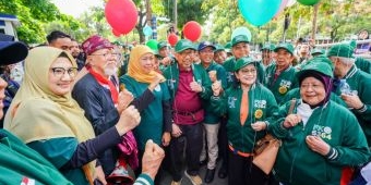 Gubernur Khofifah Berangkatkan Parade Defile Dies Natalis 71 UNAIR dan 112 Tahun Pendidikan Dokter