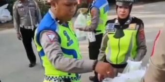 Lucu! Polisi Bagikan Takjil, Pengendara Putar Balik, Jalan Raya Sepi, Mengira Tilang