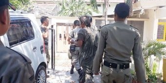 ​Siang Bolong Tidur di Trotoar, ODGJ Diamankan Satpol PP Tuban