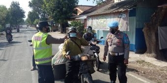 Tingkatkan Kedisiplinan Masyarakat, Polres Madiun Gelar Operasi Yustisi dan Bagi-Bagi Masker