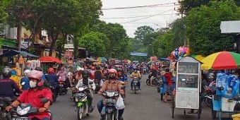 Malam 25 Ramadan, 500 PKL Mengalap Berkah di Sekitar Makam Sunan Giri