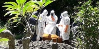Meninggal di RSUD Bojonegoro, Korban Covid-19 Asal Surabaya Dimakamkan di Kanor