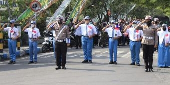 Pelajar dan Pemotor di Jombang Heningkan Cipta di Simpang Jalan Peringati Hari Pahlawan