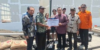 BPBD dan DPRD Jatim Serahkan Bantuan untuk Korban Kebakaran di Jemursari