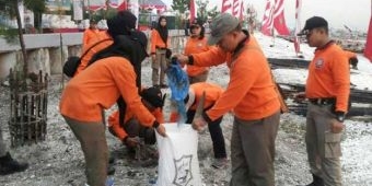 Kerja Bakti Bersih-bersih di Pesisir Bulak Berhasil Kumpulkan 10,3 Ton Sampah